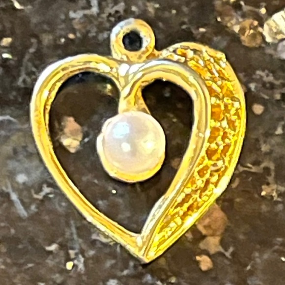 Yellow Gold Heart-Shaped Pendant with White Center Pearl - Picture 2 of 10